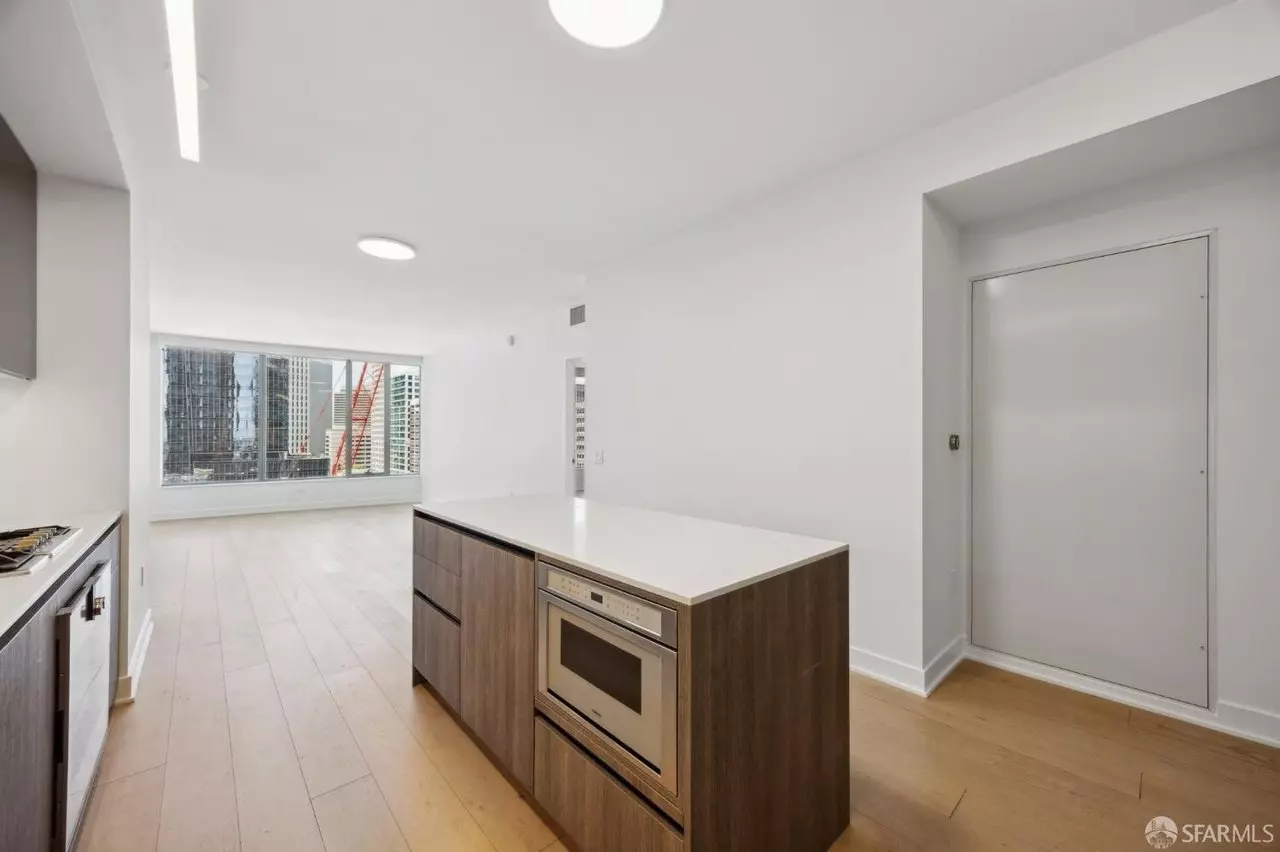 Spacious Two-bedroom Home With Stunning San Francisco Skyline Views. photo 4