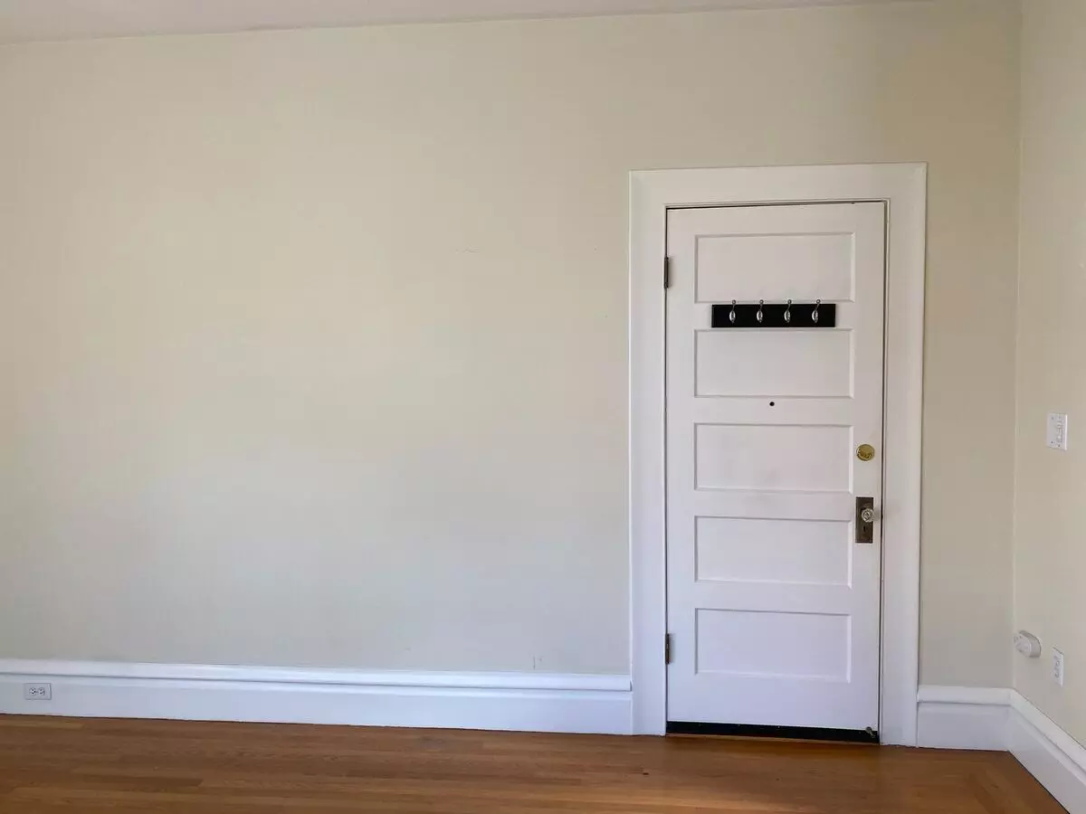 Fully Remodeled 2br/1ba. Dishwasher! Laundry! Hardwood! photo 3
