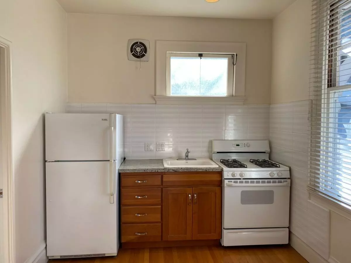 Fully Remodeled 2br/1ba. Dishwasher! Laundry! Hardwood! photo 4