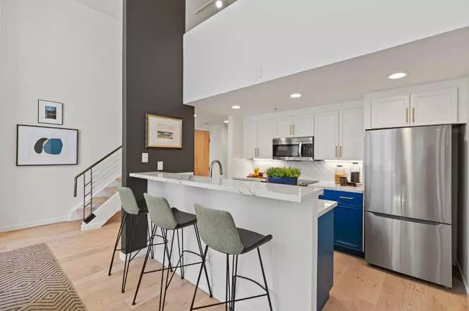1 Bed + 1 Loft Bedroom, 2 Bath - Sunny SOMA Loft Condo w Parking photo 4