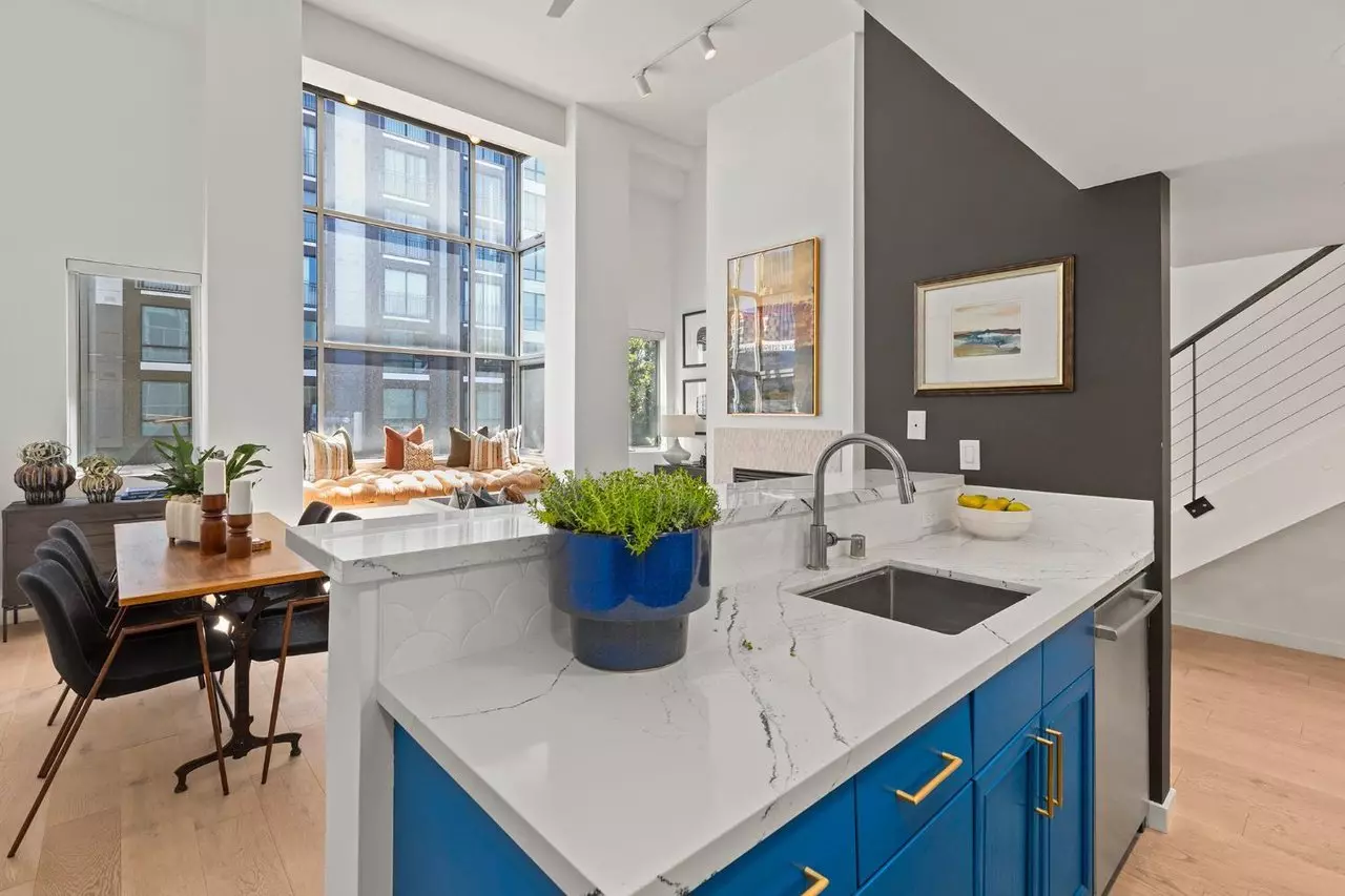 1 Bed + 1 Loft Bedroom, 2 Bath - Sunny SOMA Loft Condo w Parking photo 2