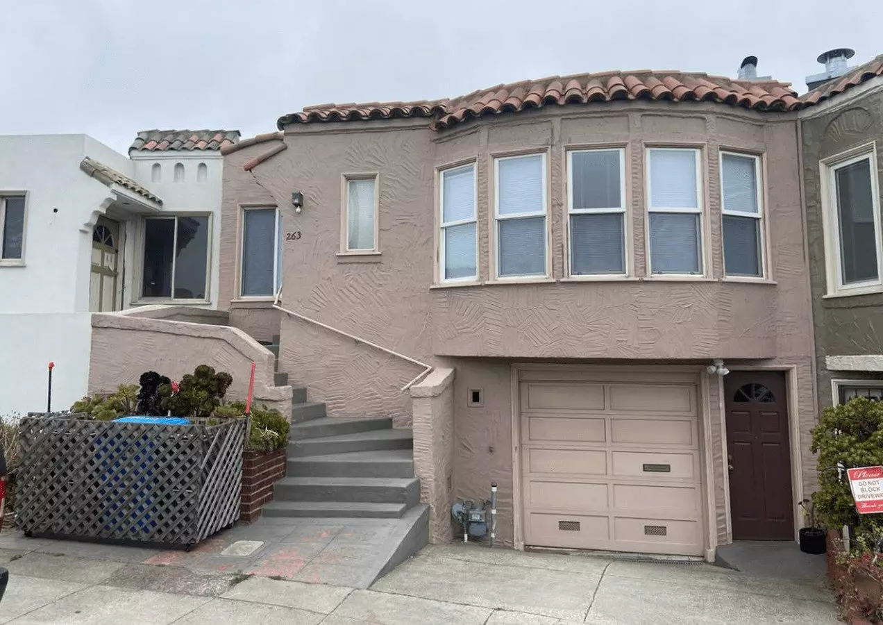 Top Floor Remodeled 2bd/1ba Flat Available Now! photo 3