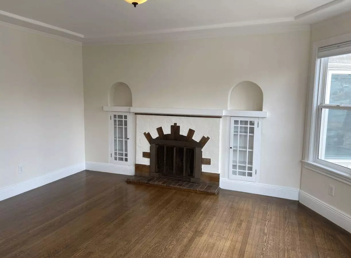 Top Floor Remodeled 2bd/1ba Flat Available Now! photo 2