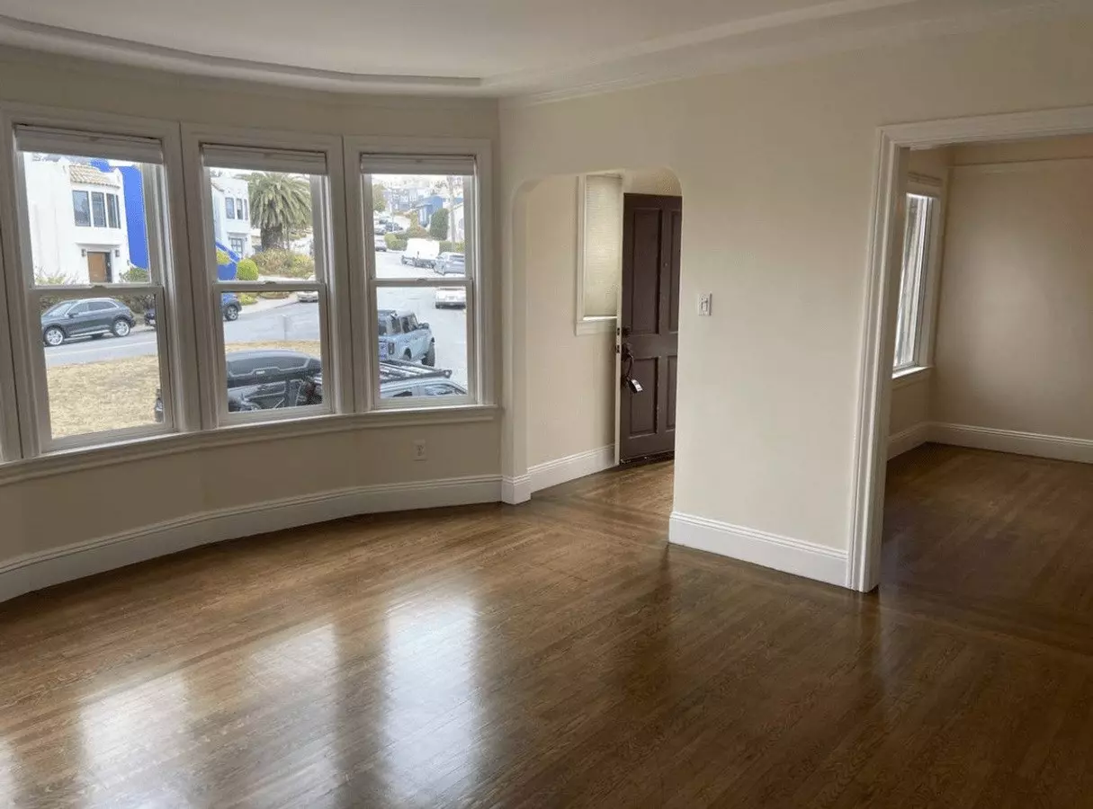 Top Floor Remodeled 2bd/1ba Flat Available Now! photo 4