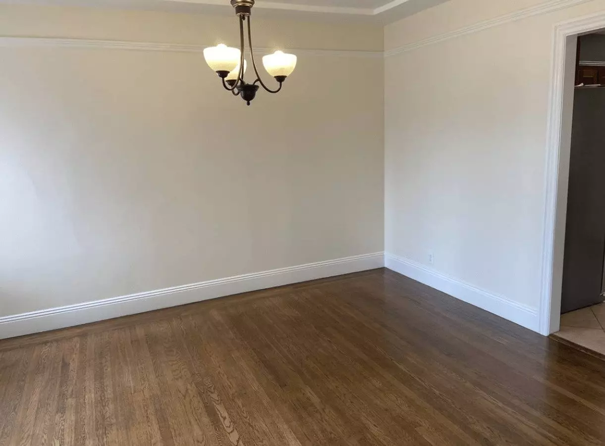 Top Floor Remodeled 2bd/1ba Flat Available Now! photo 5