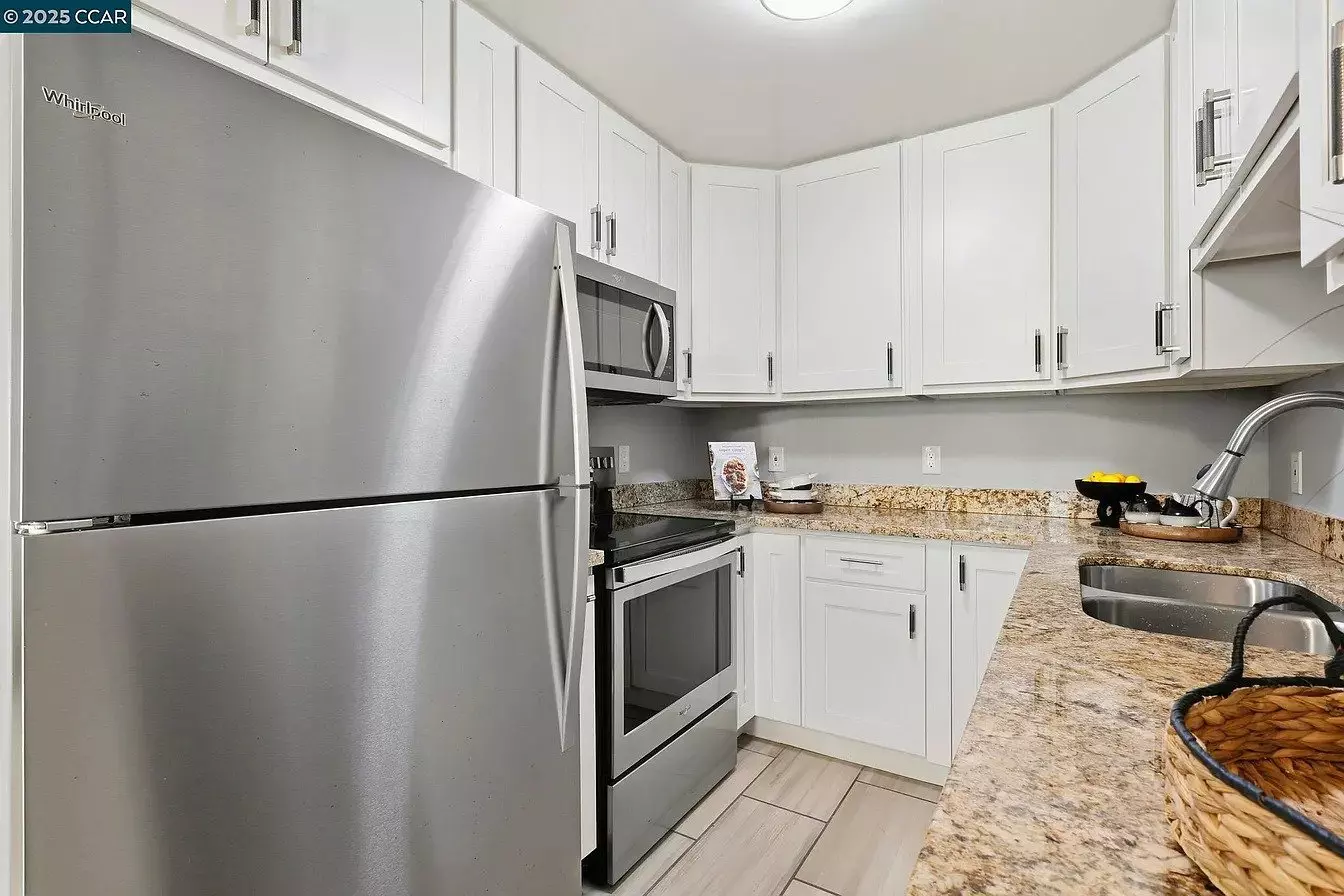 Turnkey Condo In Prime Lower Pacific Heights Location photo 4