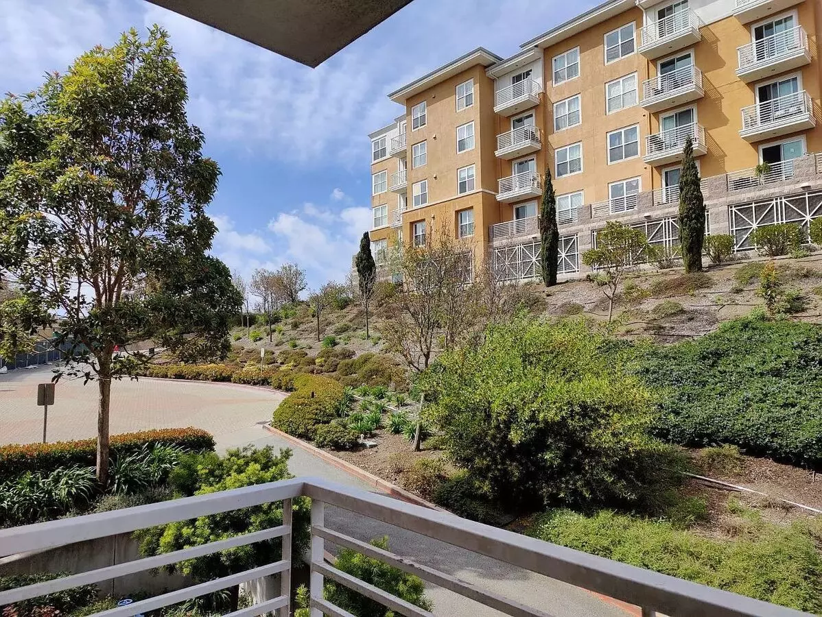 Updated Condo At Candlestick Point Featuring An Open-concept Layout, M photo 2