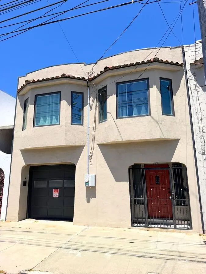 Updated Large Bright 1250sf 2br/1ba/1gr Crocker Home Available Now