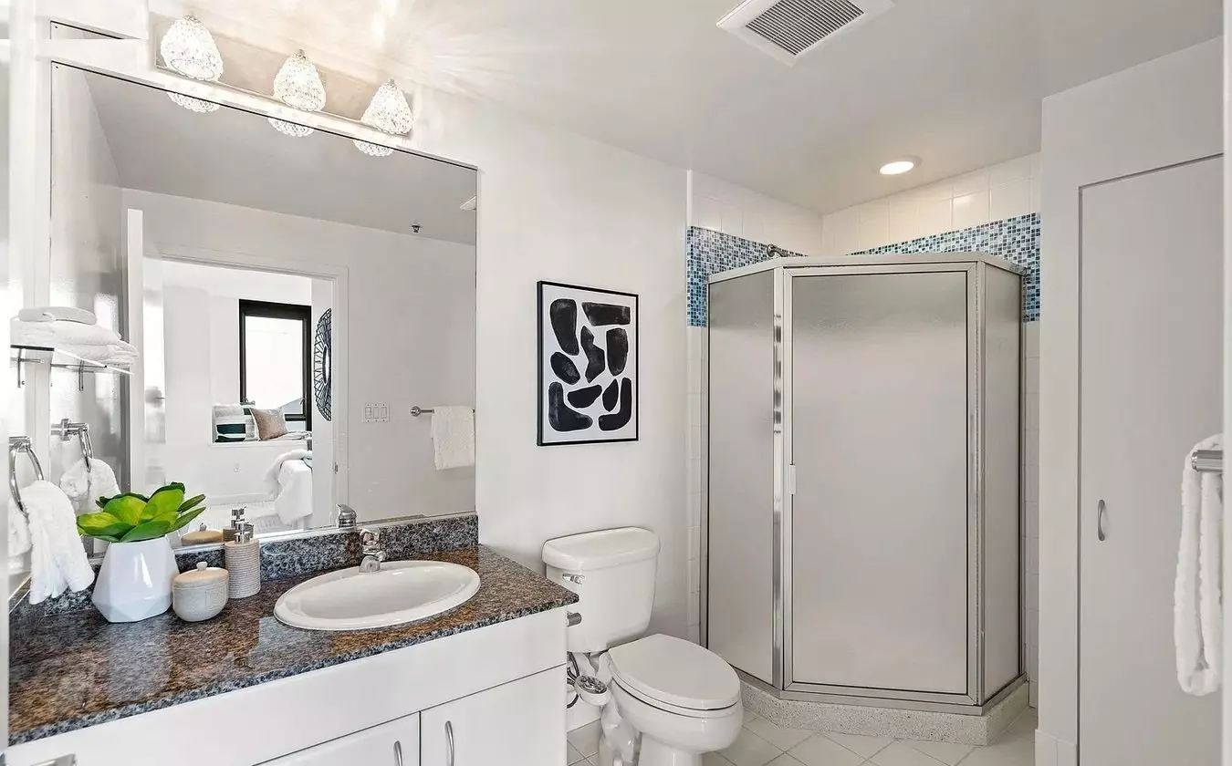Spacious One-Bedroom Elegance in a Luxury photo 2