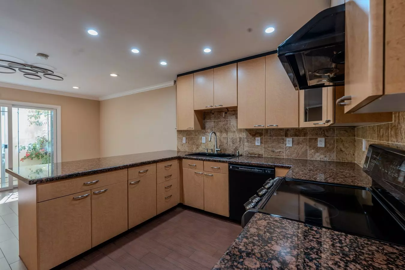 1017 Tulipan Dr photo 3