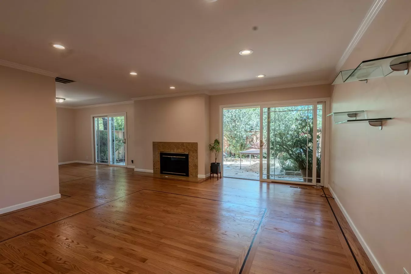 1017 Tulipan Dr photo 2