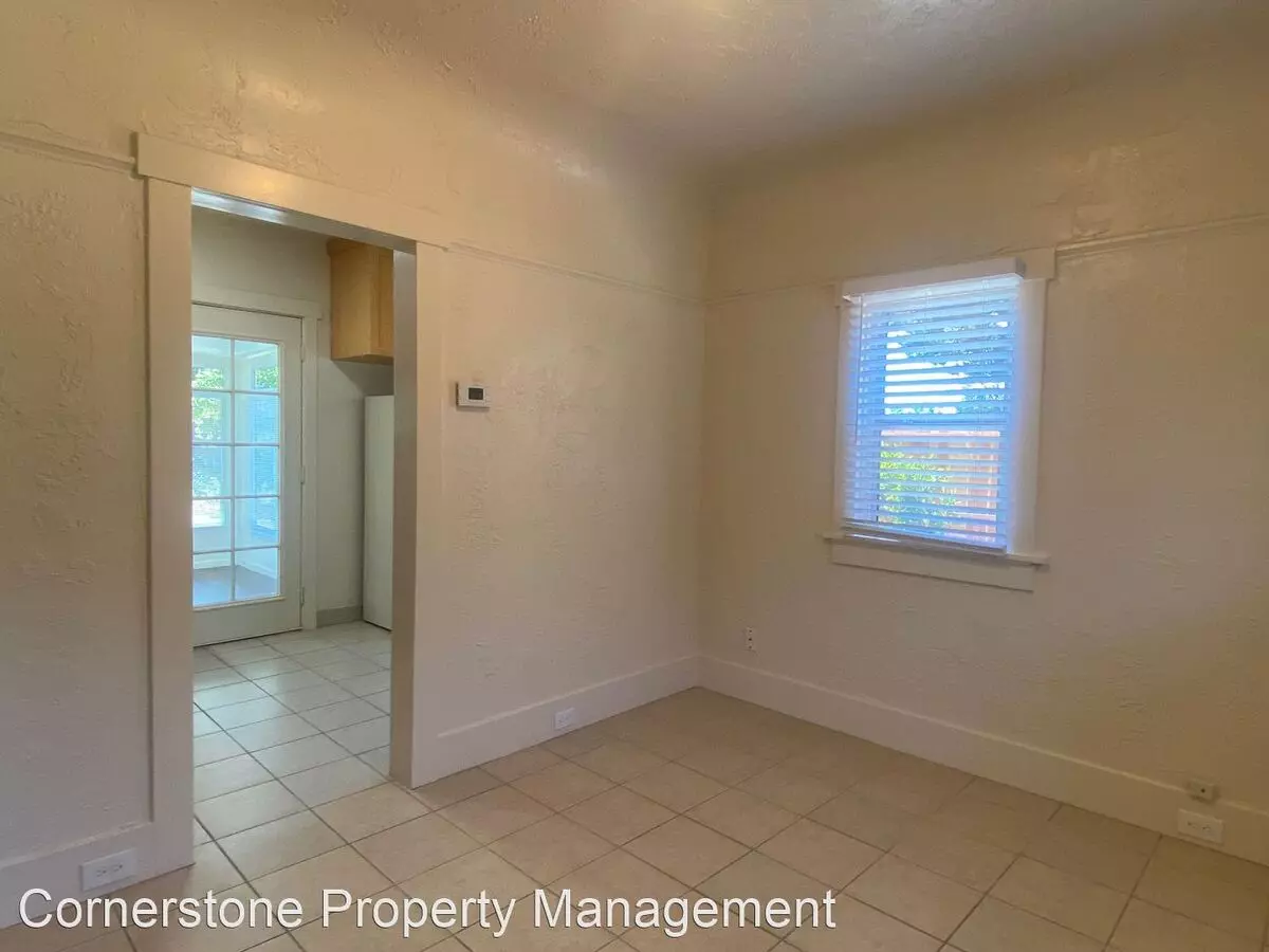 1034 W Julian St photo 4