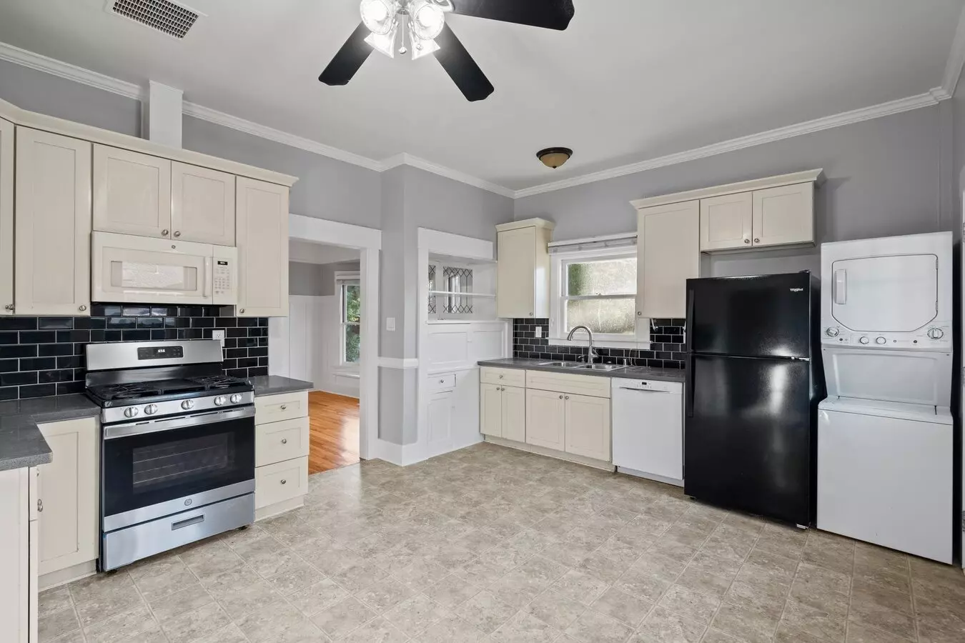 1120 Chapman St photo 2