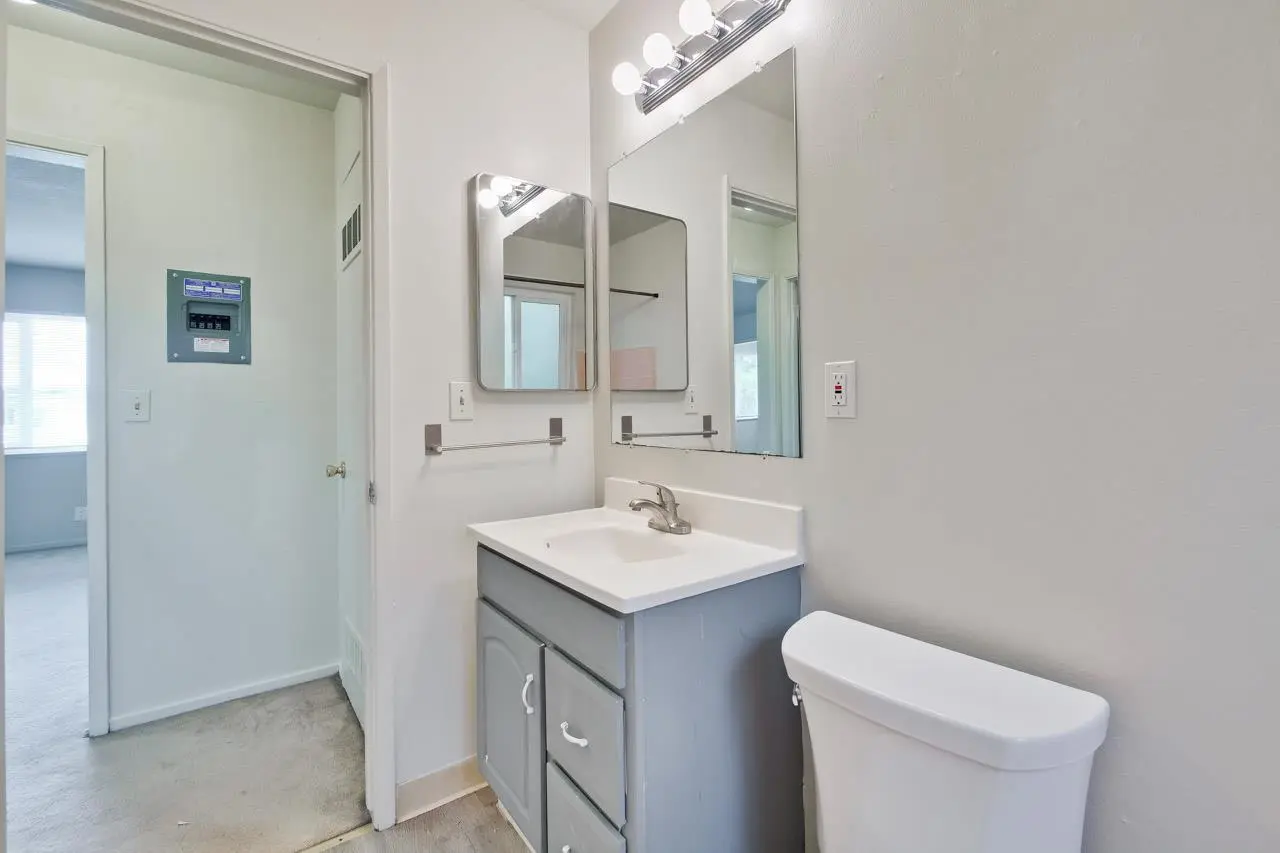 1230 Pedro St photo 3