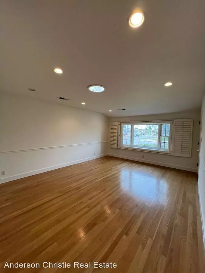 1466 Bryan AVE photo 3