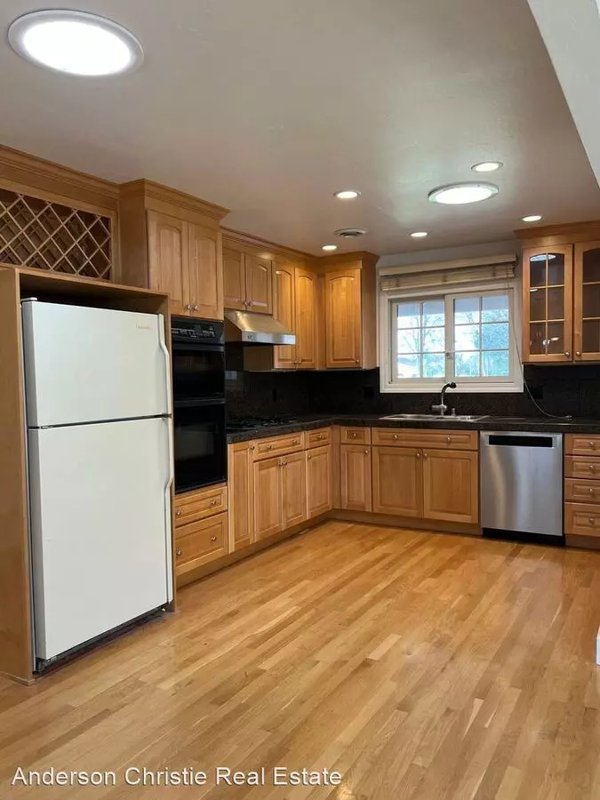 1466 Bryan AVE photo 4