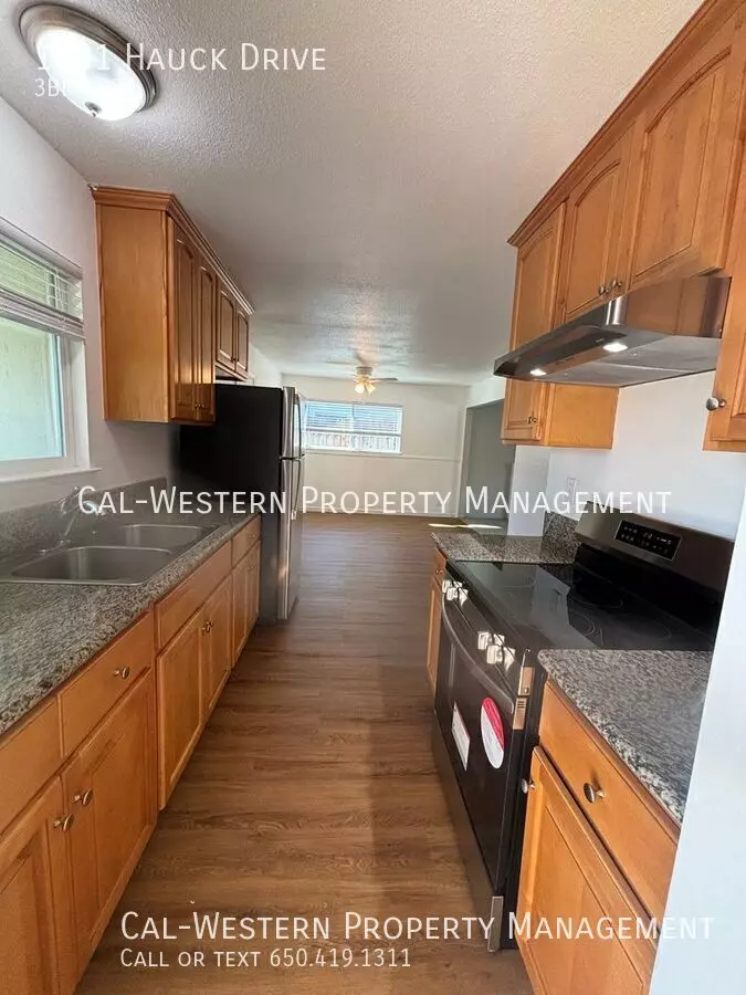 3 Bed 2 Bath Home with Spacious yard 3 Bring your pet :) photo 3