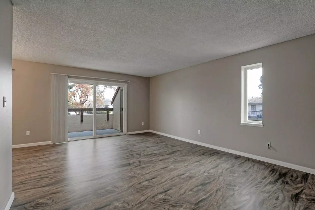 276 Tradewinds Drive - 1 photo 4
