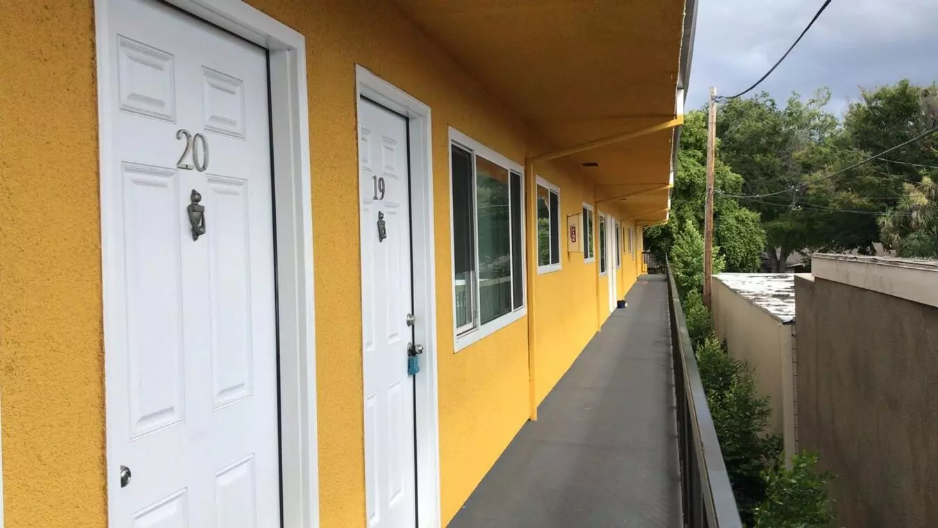 Almaden Plaza Apartments photo 3