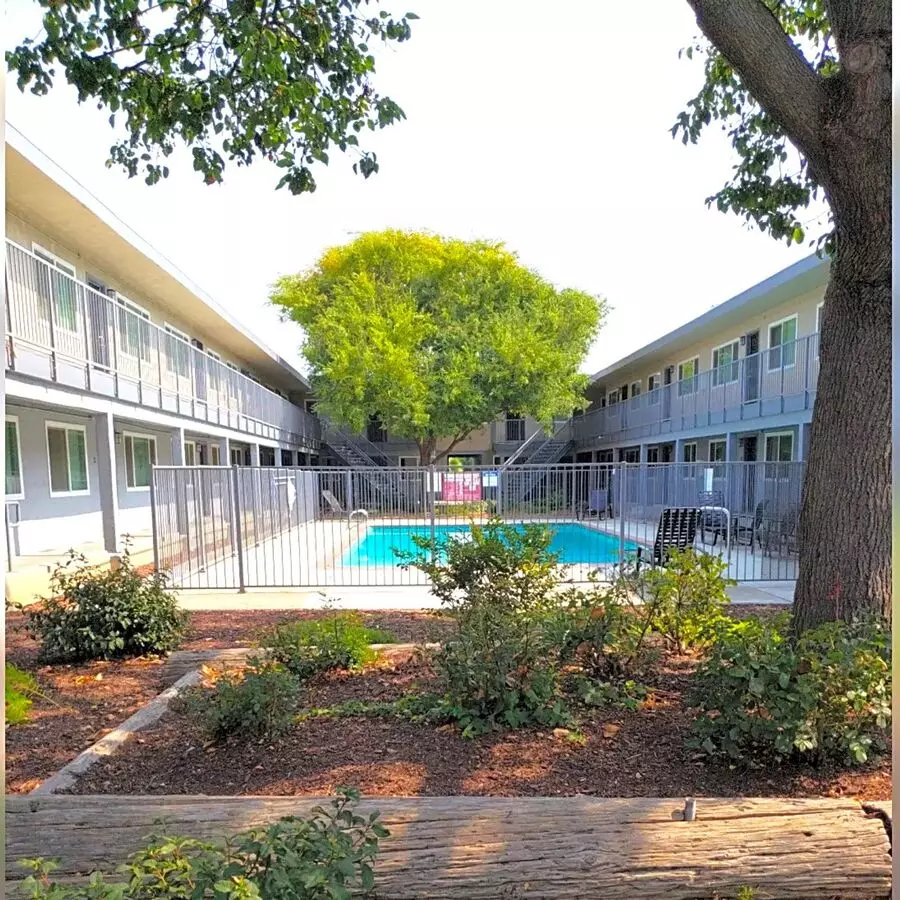 Courtyard Plaza Apartments photo 4