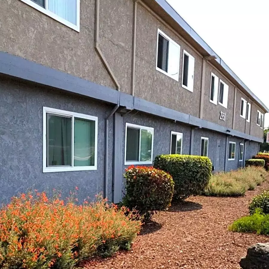 Courtyard Plaza Apartments photo 2