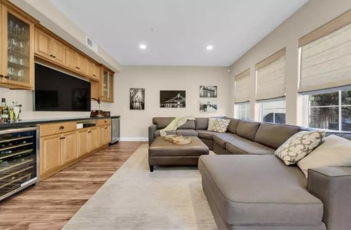 315 Mullinix Way