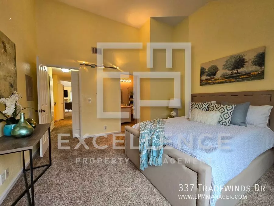 Upstairs 2 Story Condo With Balcony, Fireplace  1 Car Garage photo 5