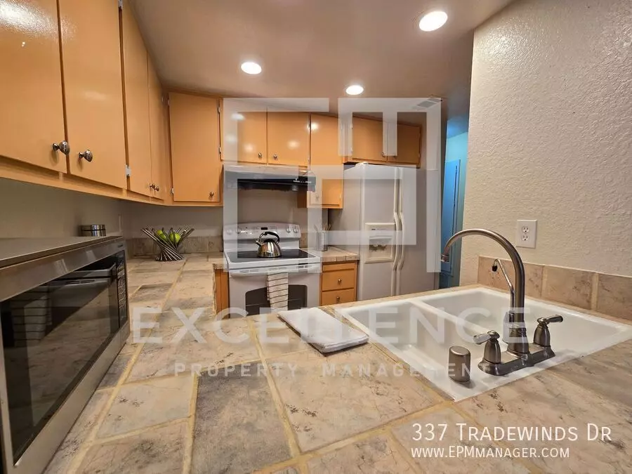Upstairs 2 Story Condo With Balcony, Fireplace  1 Car Garage photo 2