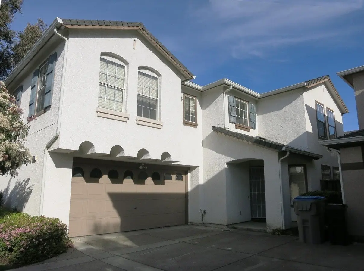 4 Bed/2.5 Bath Home. Hardwood Floor, Remodeled Bathroom, 2 Car Garage photo 2