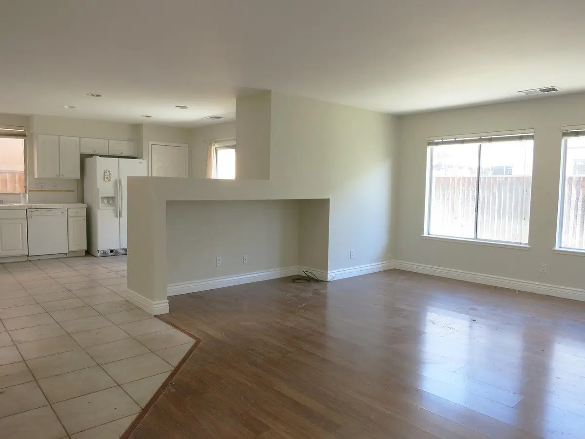 4 Bed/2.5 Bath Home. Hardwood Floor, Remodeled Bathroom, 2 Car Garage photo 4