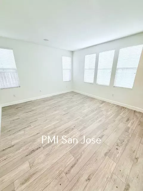 1363 Thornbury Ln photo 3