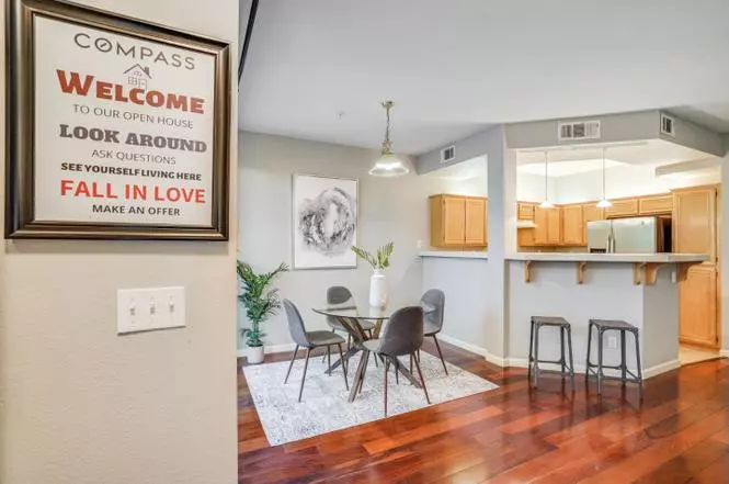 582 Manhattan Pl photo 2