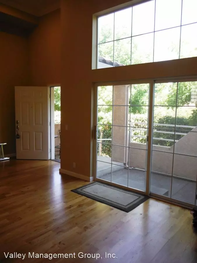 Beautiful 3bd Multi-level Condo With Attached Garage photo 3