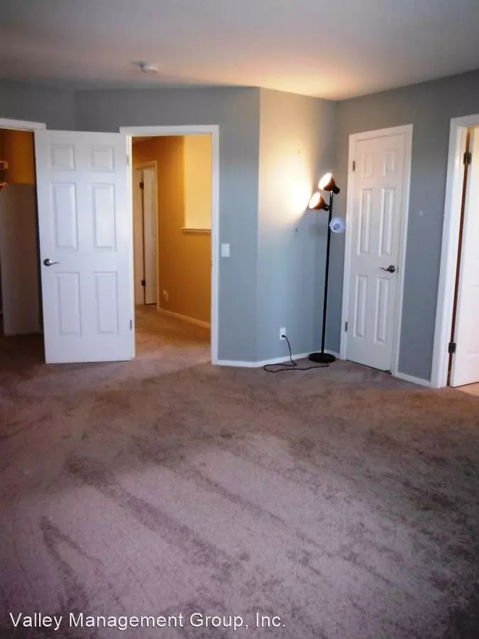 Beautiful 3bd Multi-level Condo With Attached Garage photo 4