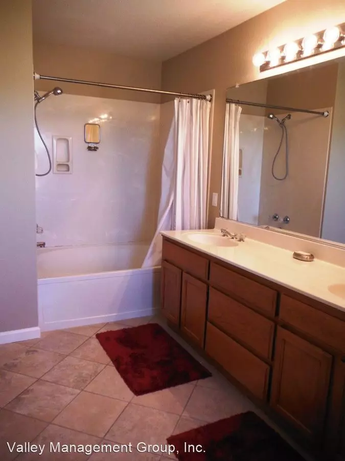 Beautiful 3bd Multi-level Condo With Attached Garage photo 2