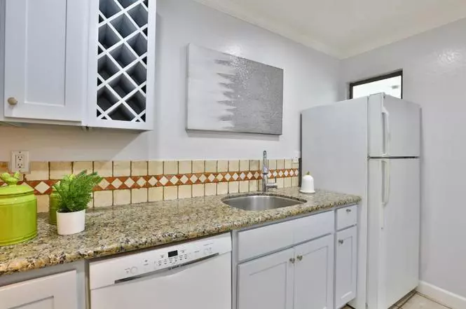 Beautiful 1 Bedroom / 1 Bathroom Condo photo 4