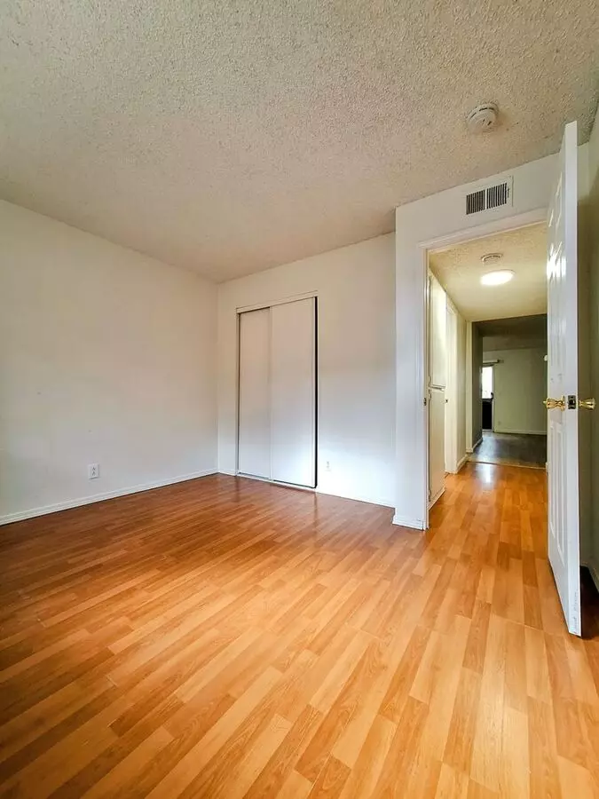 Beautiful 2bd Condo In Gated Community With Pool, Gym, And On-site Laundry photo 3