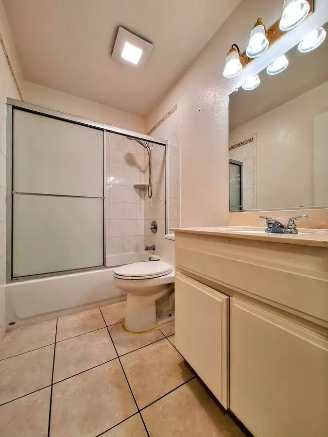 Beautiful 2bd Condo In Gated Community With Pool, Gym, And On-site Laundry photo 4