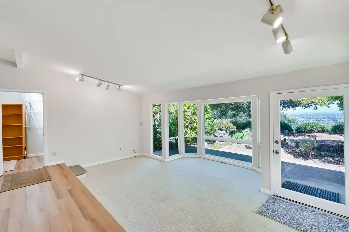 Beautiful Adu / Cottage On Estate With View Of The Valley Available To Rent photo 2