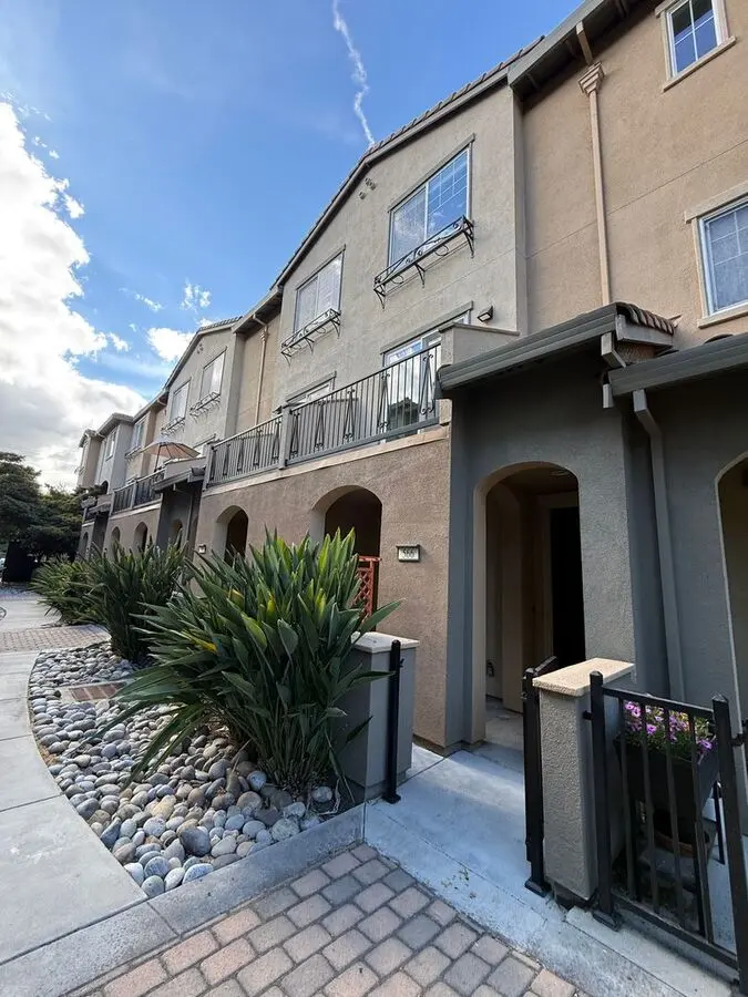 566 Almaden Walk Loop photo 2