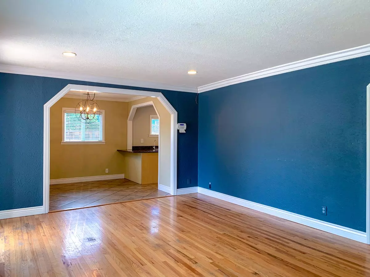 427 Rosewood Ave photo 2