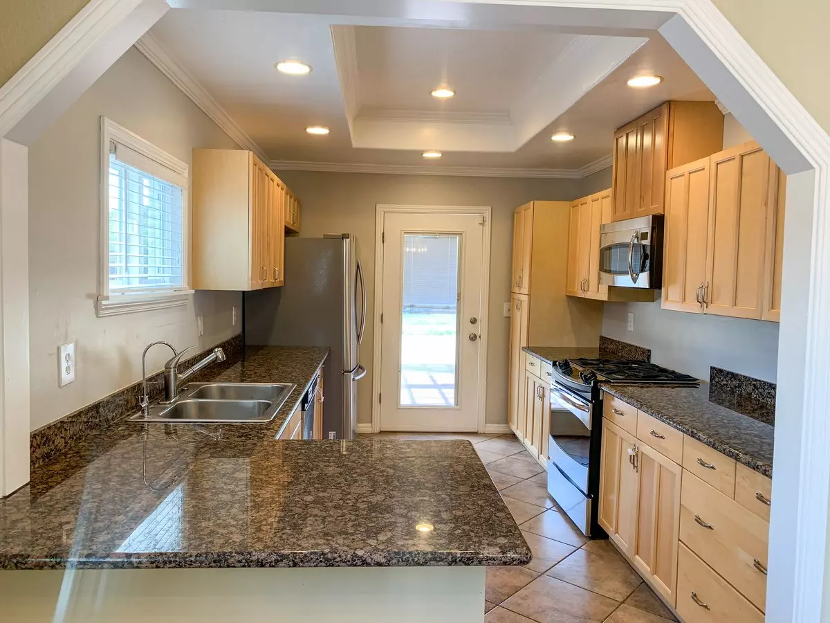 427 Rosewood Ave photo 3