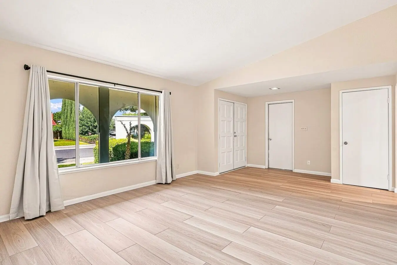 Beautifully Updated 3-bedroom Townhome In South San Jose photo 4
