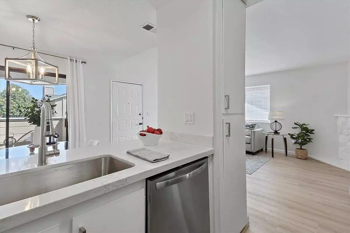 Best Of Silicon Valley Living In This Stunning Single-level End Unit photo 3