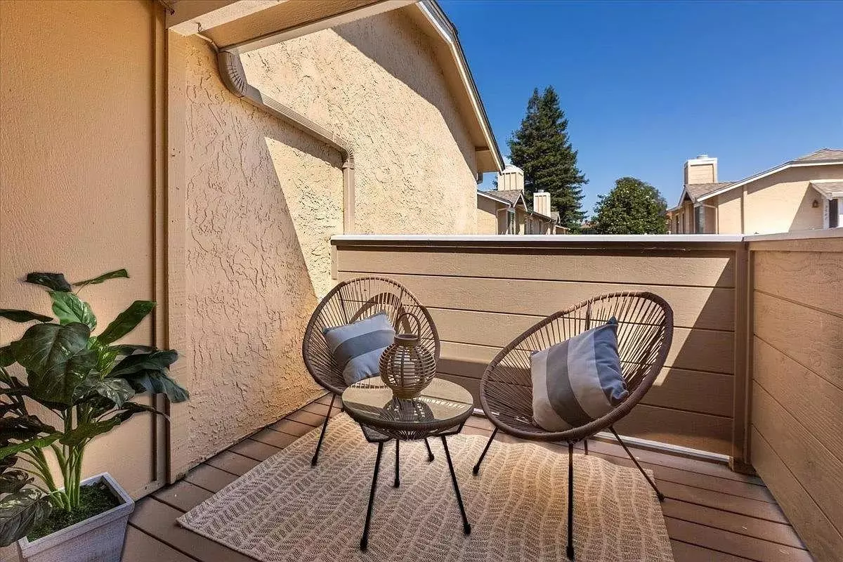 Best Of Silicon Valley Living In This Stunning Single-level End Unit photo 4