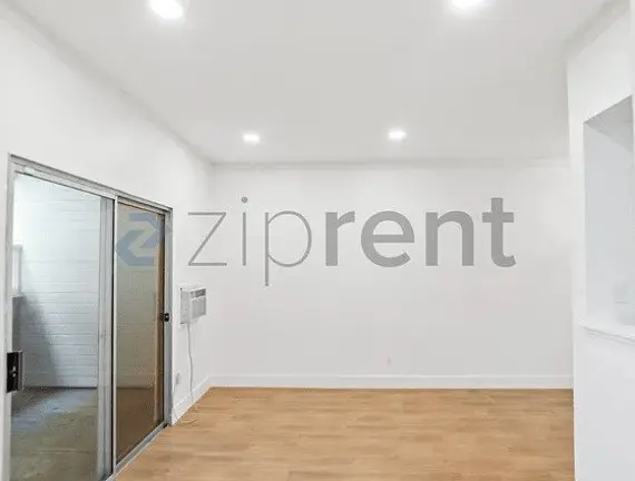 Unit 385 photo 4
