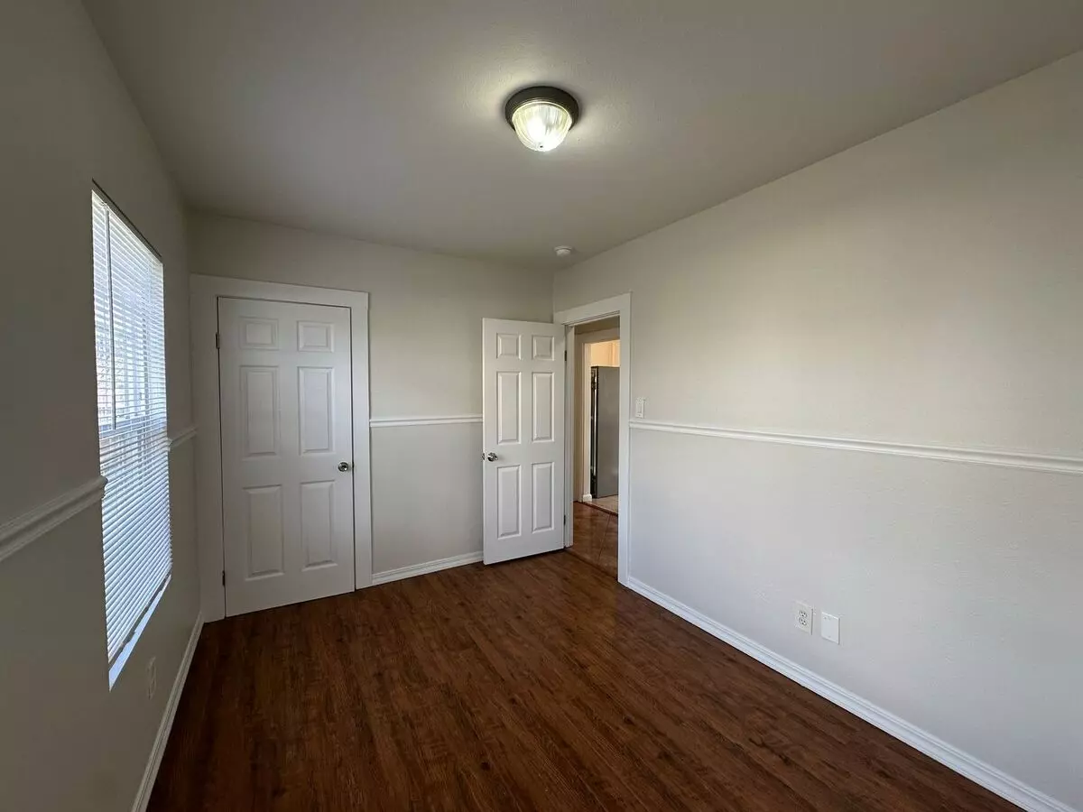 Downtown Bungalow, Pet Friendly, Large Yard photo 5
