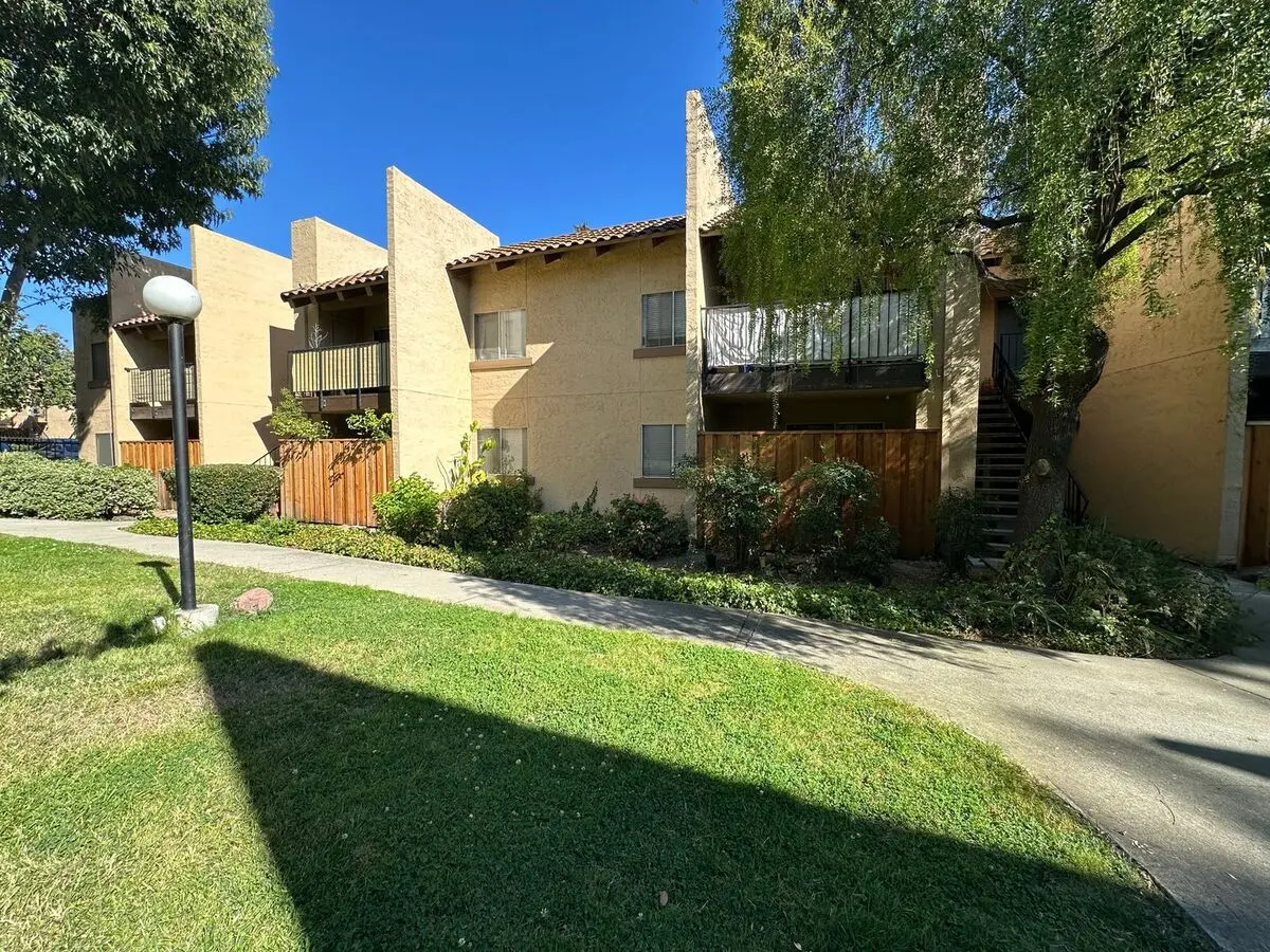 Beautiful 2bd Condo In Gated Community With Pool, Gym, And On-site Laundry photo 2