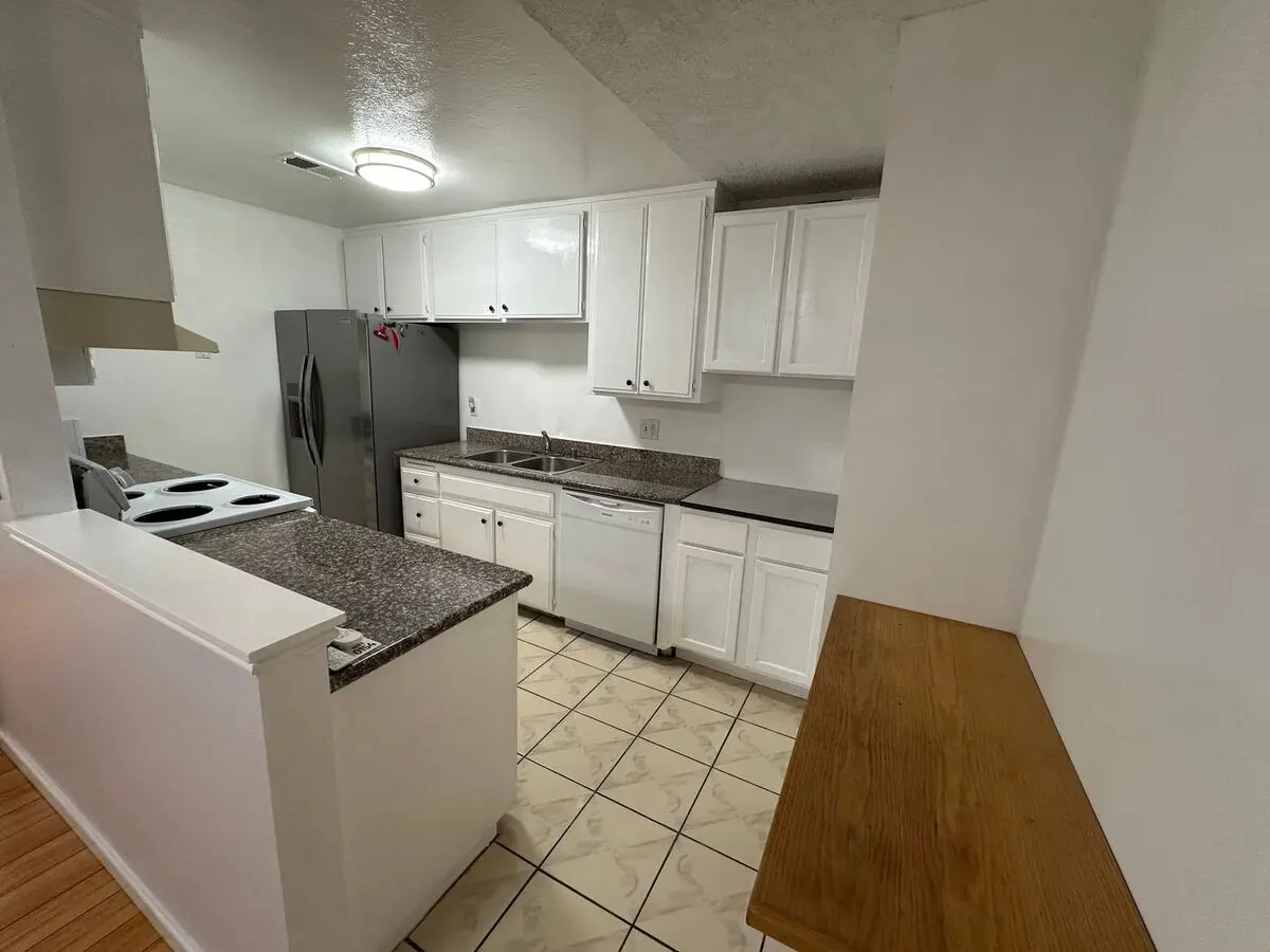 Beautiful 2bd Condo In Gated Community With Pool, Gym, And On-site Laundry photo 5