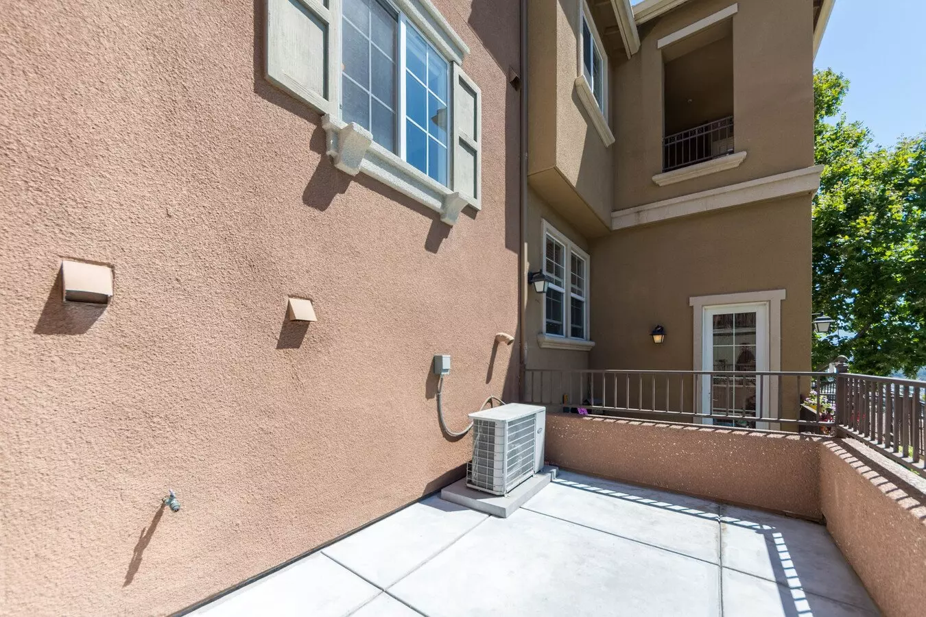 Gorgeous 2 Bed / 2.5 Bath Condo With 2 Masters! photo 3